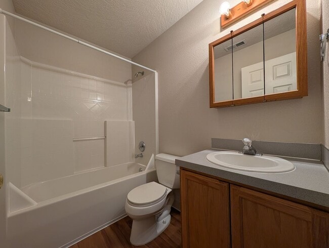 Building Photo - 3-Bedroom, 2.5-Bath Home Close To River Road In Eugene!