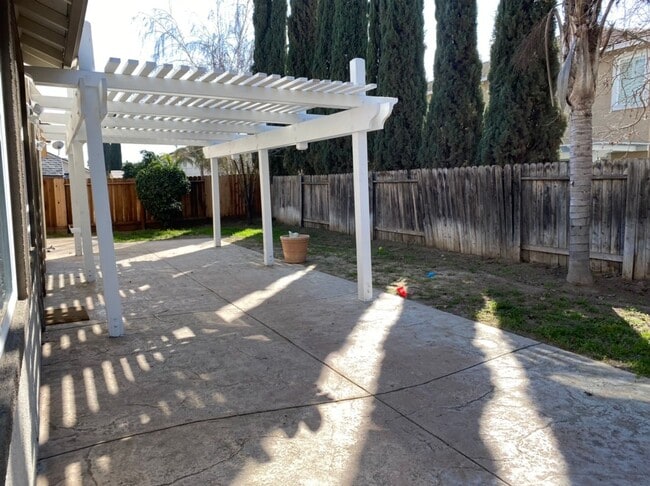 Building Photo - 6 bedroom in Manteca!