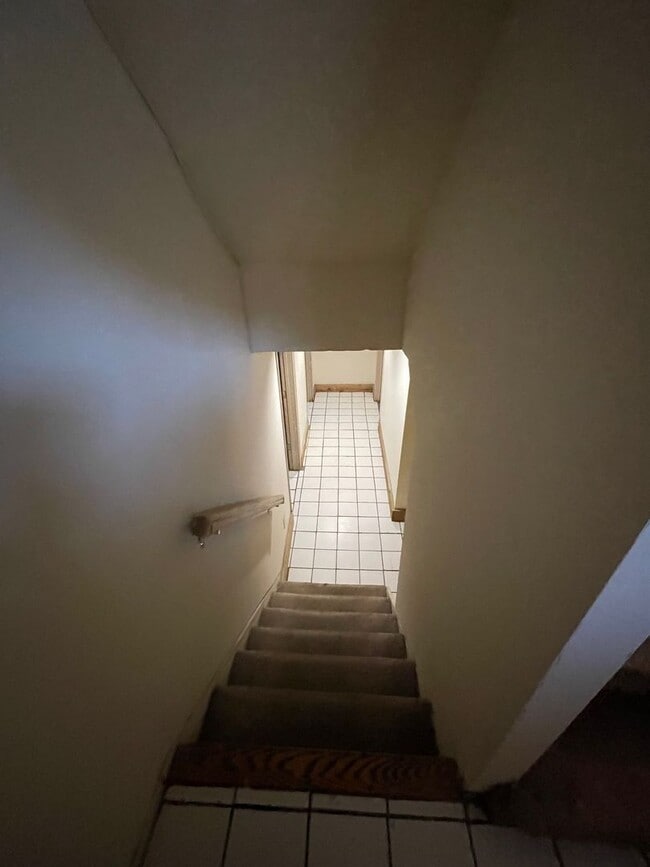 Building Photo - 194 E 14th Ave