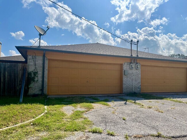 Building Photo - 4325 Segura Ct S