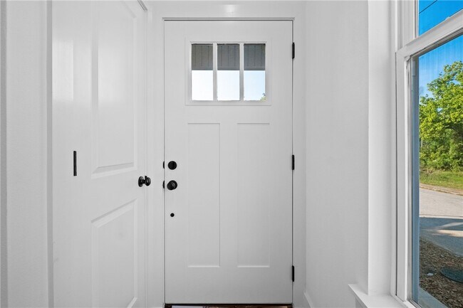 Building Photo - 588 N Willow Ave