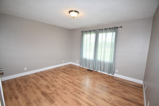 Building Photo - 2 Bedroom Pet Friendly Home For Rent!