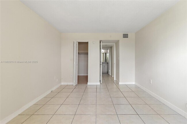 Building Photo - 10425 SW 112th Ave