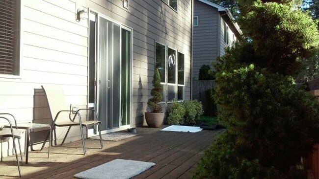 Building Photo - Beautiful 4 Bedroom Home In Garden Home Area!