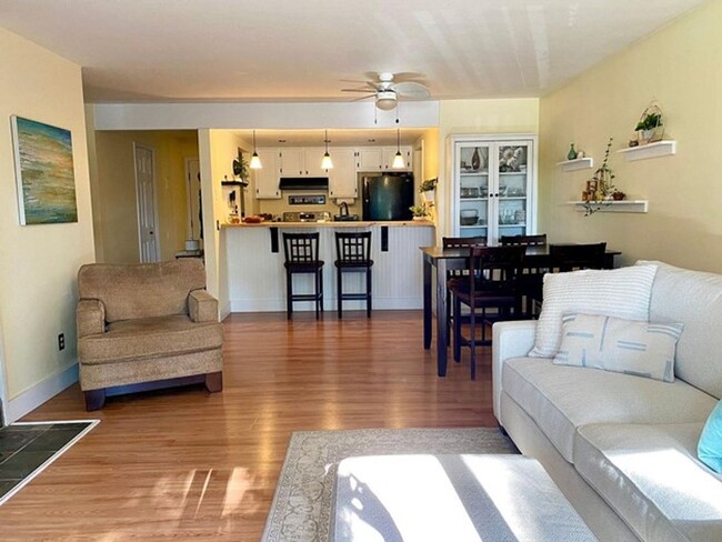 Building Photo - Fully Furnished 2B/1B Condo Available Now!