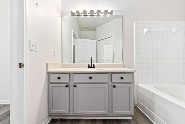 Building Photo - 447 W Longleaf Dr