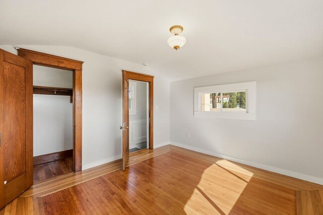Building Photo - Classic 3bed/2bath Home Near Lake Merritt with Fresh Updates