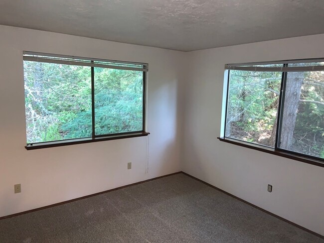 Building Photo - 2955 NW Glenridge Dr