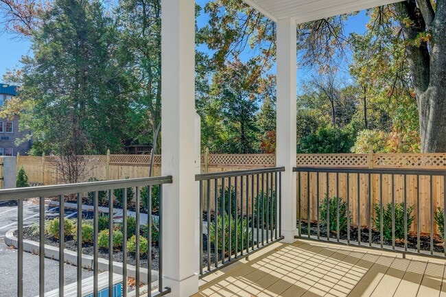 Building Photo - 20 E Redman Ave