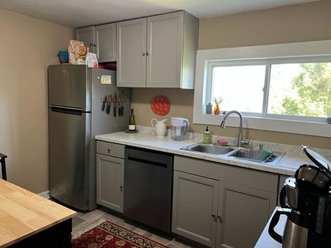 Building Photo - 208 N Lewis St