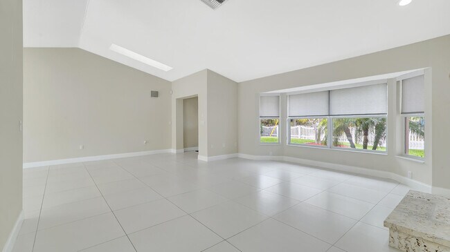 Building Photo - 1412 NE 53rd Ct