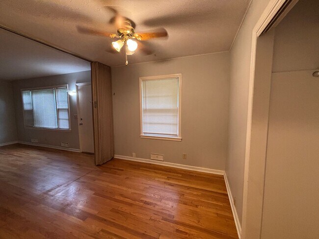 Building Photo - 3 BR / 1.5BA | Spacious Single Family Home | 1-Car Garage | Large backyard!