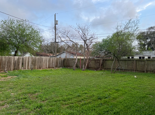 Building Photo - 3613 Poplar St