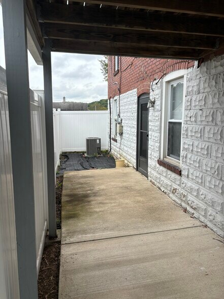 Building Photo - 912 Highland Ave