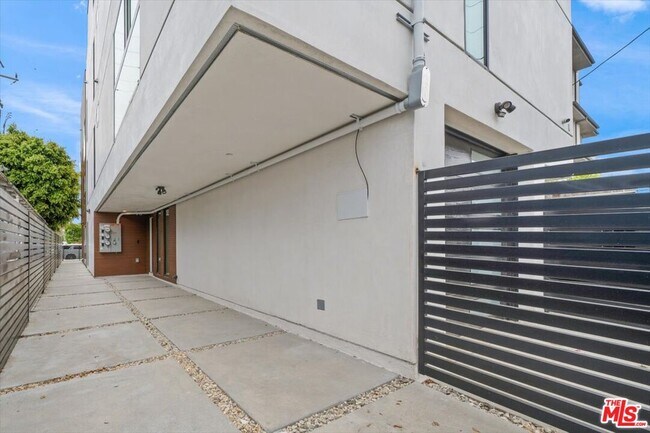 Building Photo - 4922 S Centinela Ave