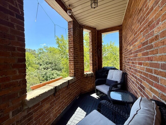 Building Photo - Charming 2-bedroom, 1-bath condo in the heart of Ghent