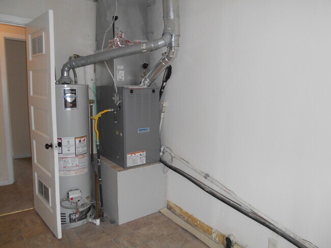 Building Photo - 3865 Roseberry St