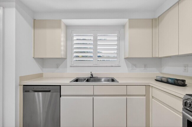 Building Photo - 15314 Strathearn Dr