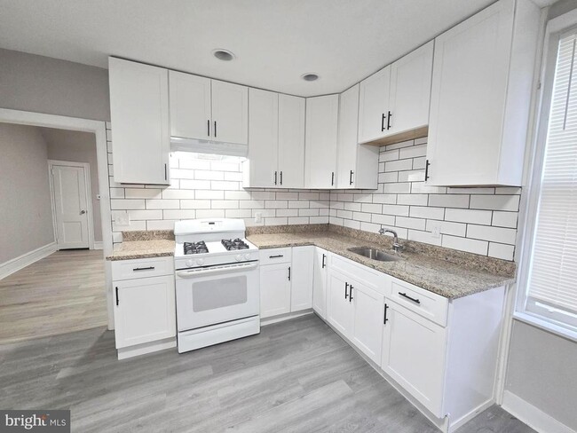Building Photo - 5011 Larchwood Ave