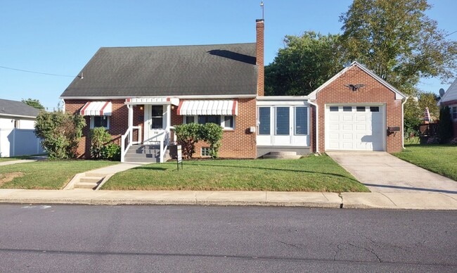 Primary Photo - 4 Bed / 2 Bath Single Family Home