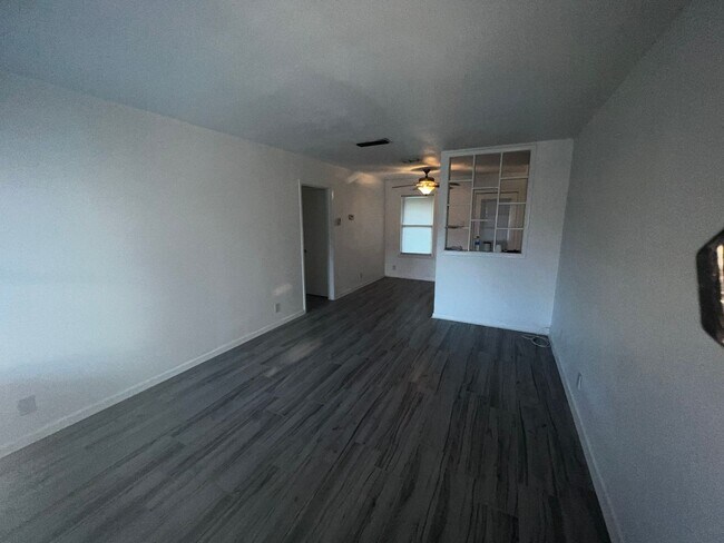 Building Photo - 3/2/2 home on a quiet street. Centrally lo...