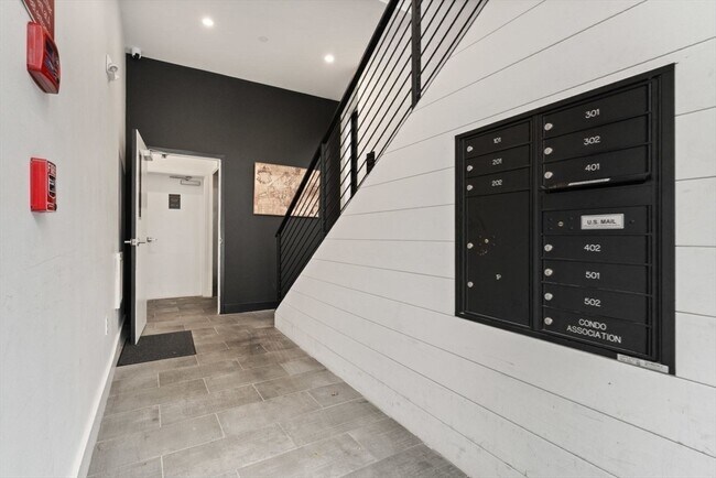 Building Photo - 75 W Broadway