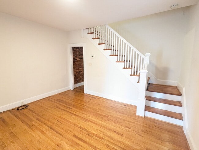 Building Photo - Charming Historic townhouse in downtown Frederick available mid June!