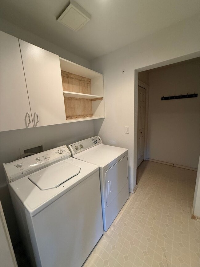 Building Photo - Spacious 5 Bedroom / 3 Bathroom Home for Rent in Lakeside, Montana