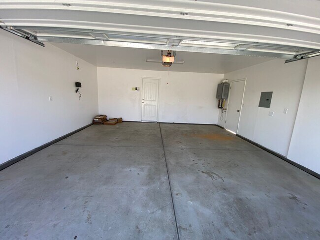 Building Photo - Immaculate like New Home in the gated Windmills at Tule Heights!