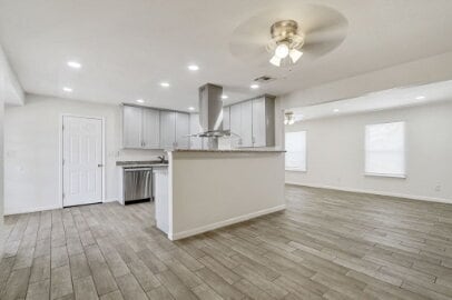 Building Photo - Single story corner home features 3 beds, 2 bathrooms