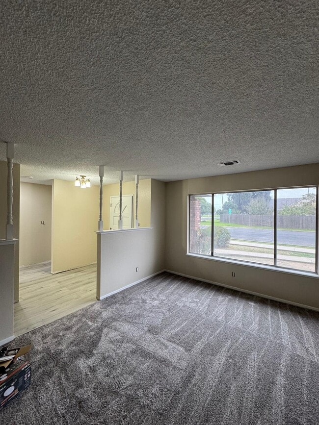 Building Photo - 497 E North Way