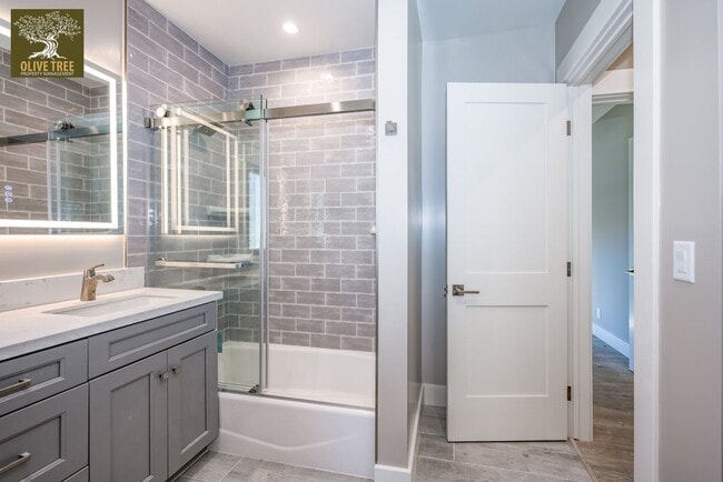 Building Photo - Luxury Ground-Level 2bed/2bath Unit | Fully Renovated | Walkable Pasadena Location