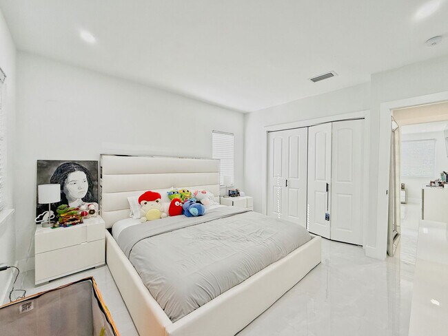 Building Photo - 927 SW 18th Ave