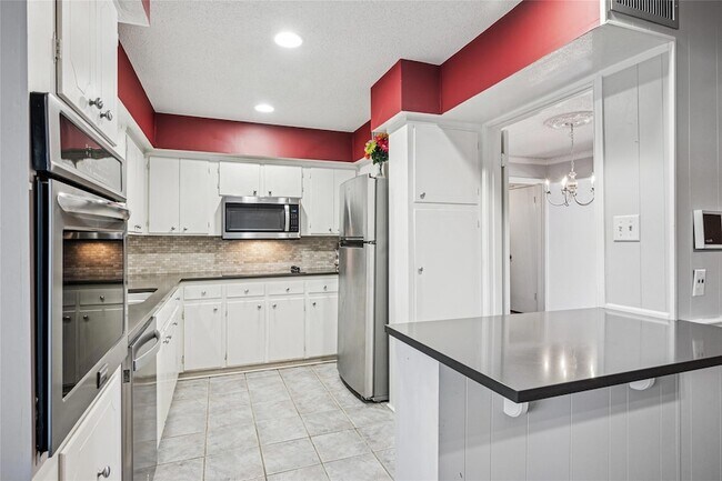 Building Photo - 6037 Sandhurst Ln