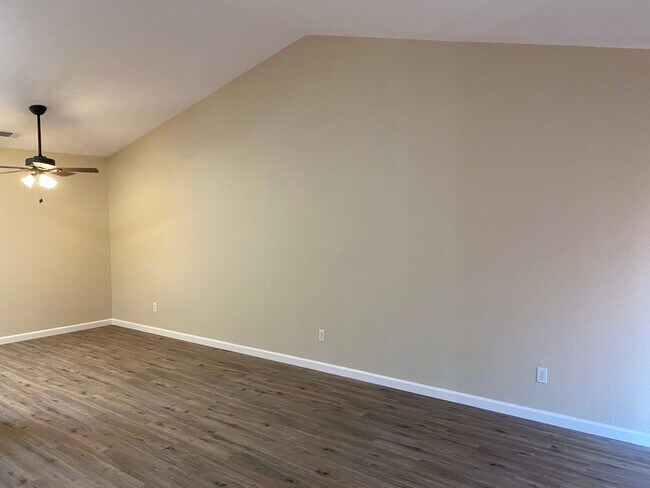 Building Photo - Single story beauty!  2 bedroom, 1.5 bath ...