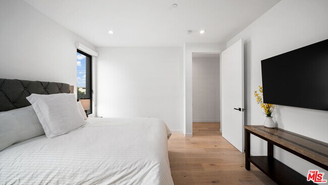 Building Photo - 2435 Penmar Ave