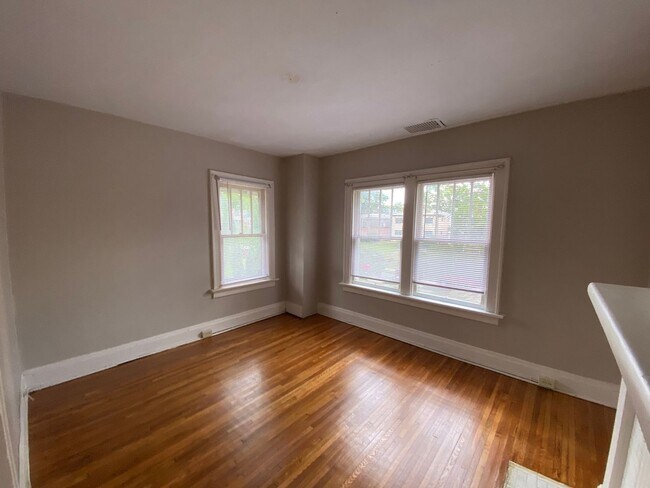 Building Photo - 323 E 18th Ave