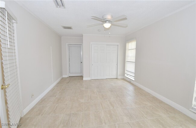Building Photo - 3461 Lakeview Dr