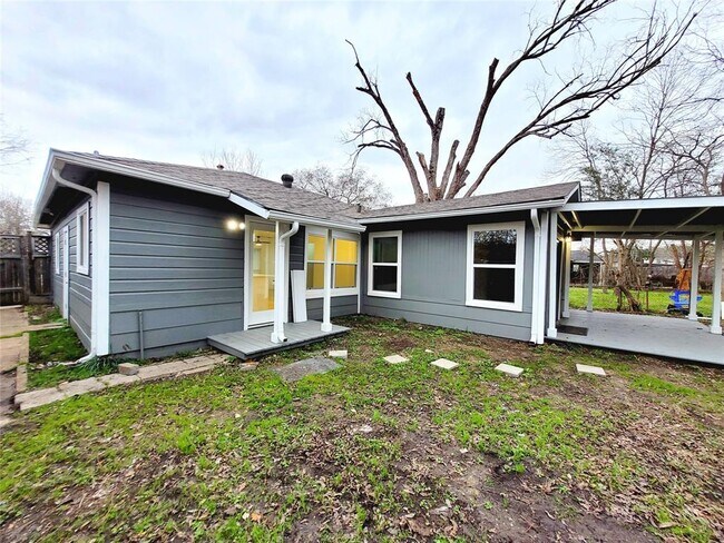 Building Photo - 317 W Houston Ave