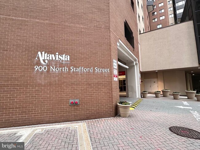 Building Photo - 900 N Stafford St