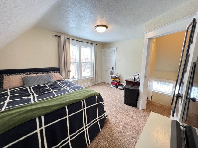 Building Photo - AVAILABLE AUGUST 1 - Spacious 3+ Bedroom Home