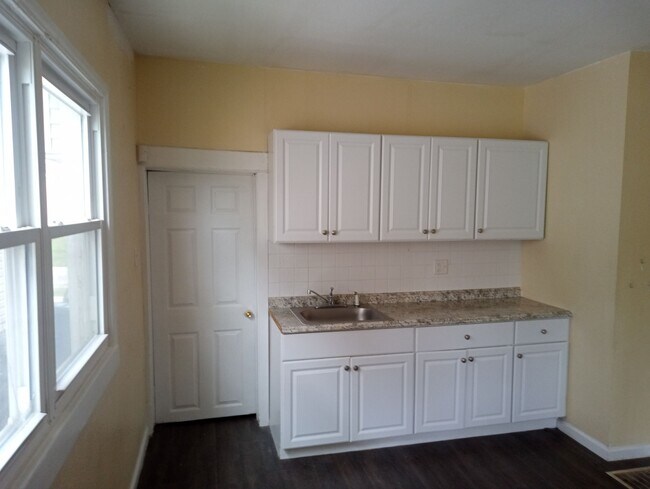 Building Photo - 422 Dexter St