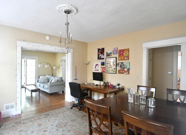 Large living areas with lots of sunny windows - 2027 Baringer Ave