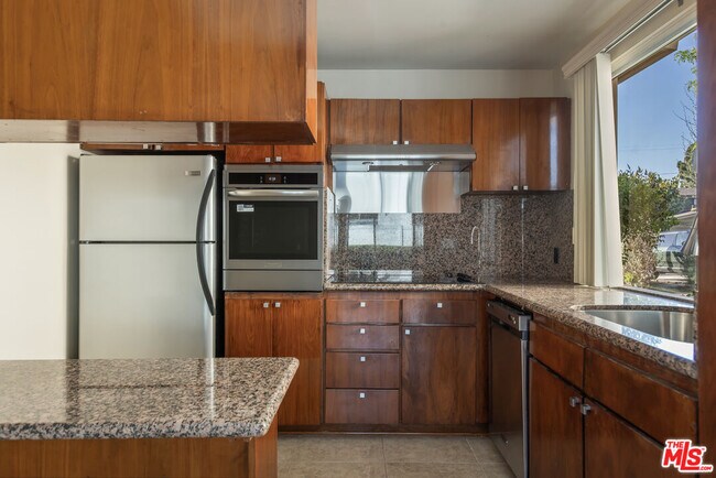 Building Photo - 4171 Del Mar Ave