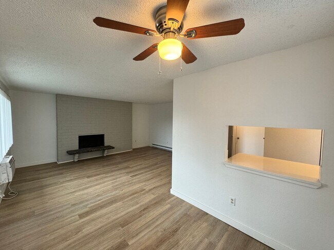 Building Photo - Stunning 2 Bed, 1 Bath w/ Laundry & AC in ...