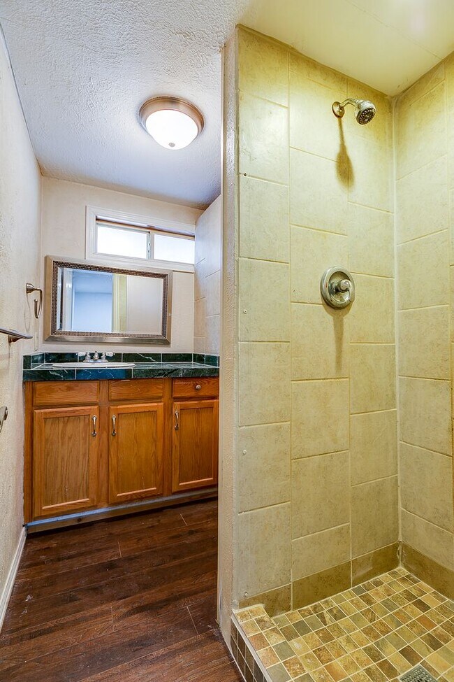 Building Photo - 2-Bedroom Home Ideal For Roommates!!