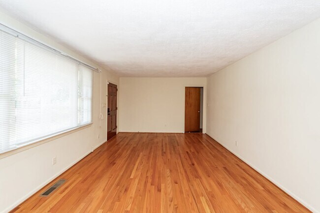 Building Photo - 453 Wade Hampton Dr