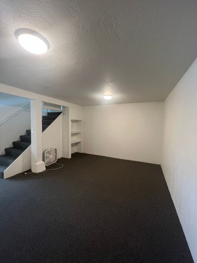 Building Photo - Recently Renovated Provo Home