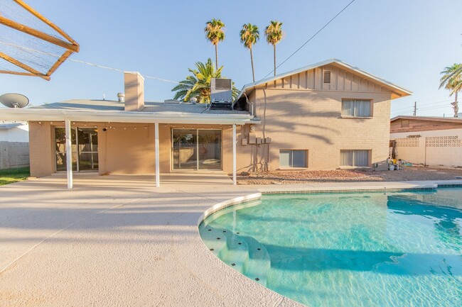 Building Photo - 5 BEDROOM, 2.5 BATH TEMPE HOME W/ 2 MASTER...