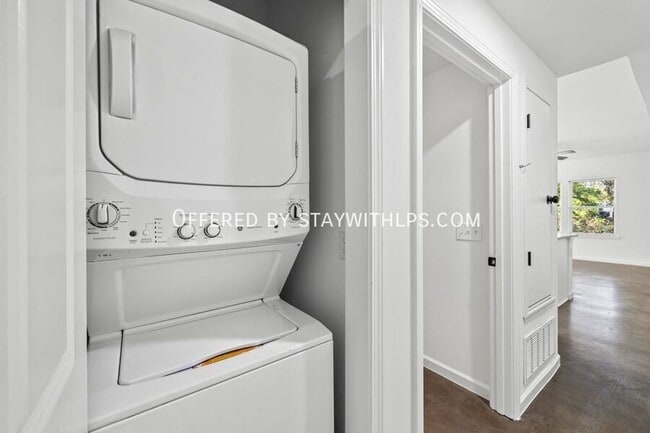 Building Photo - 1571 Court Ave